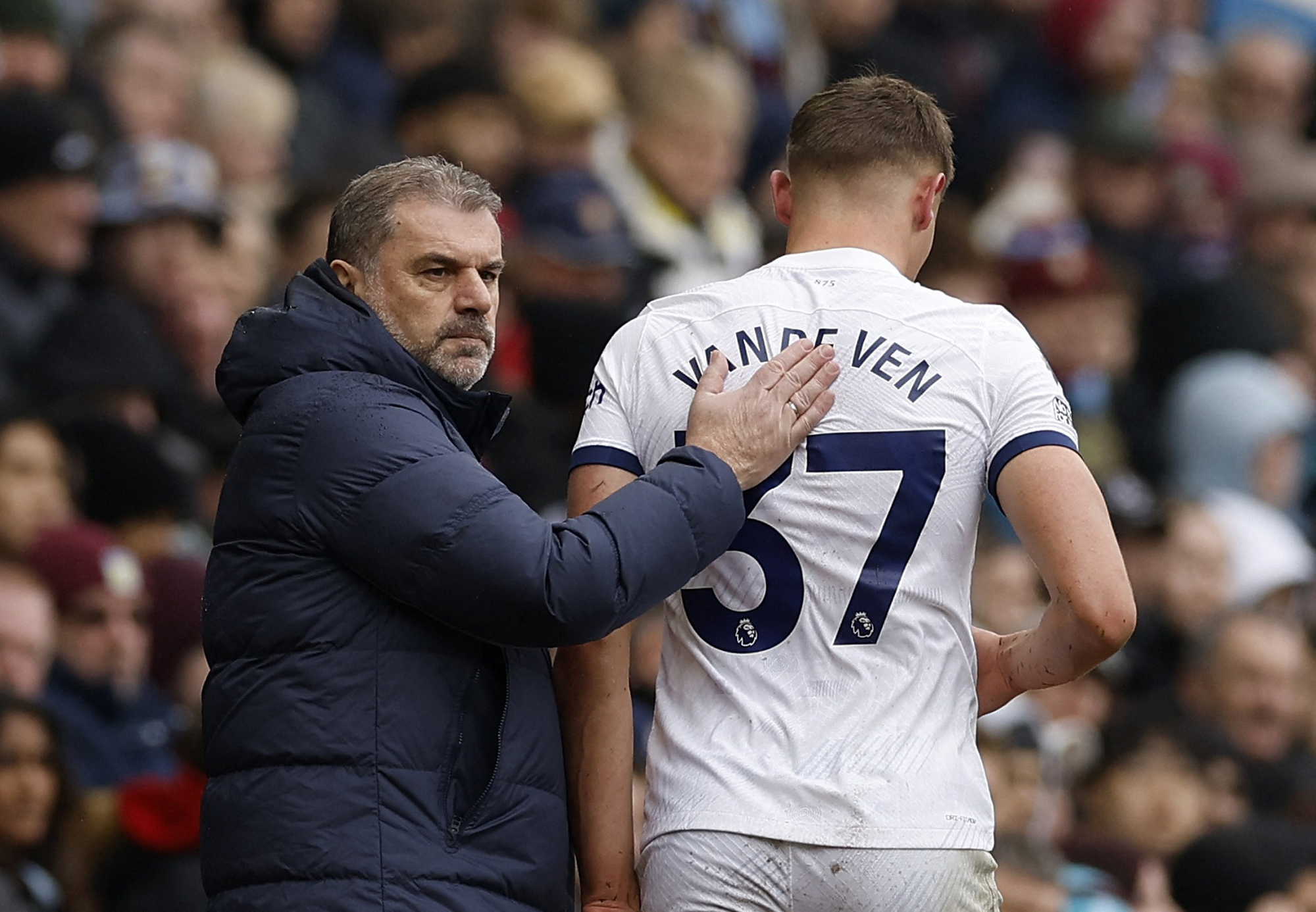 فان دي فين مدافع توتنهام جاهز للمشاركة أمام لوتون