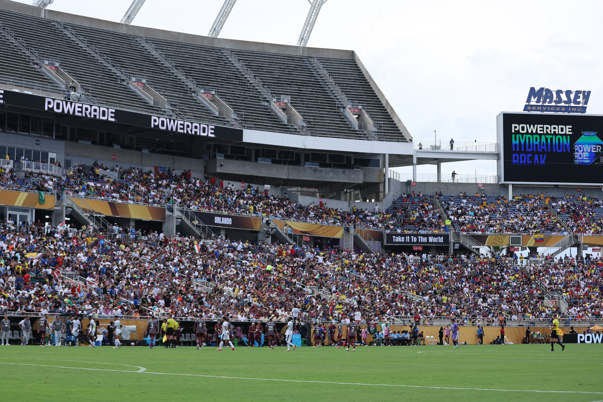 فيفا يعتمد استراحات لتناول المياه أثناء المونديال