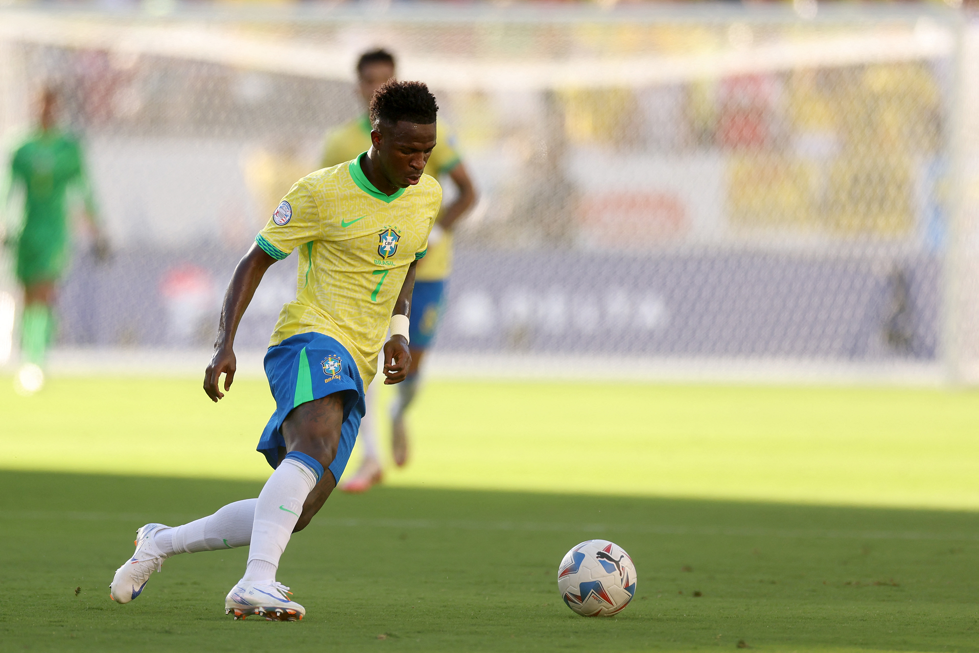 فينيسيوس يعتذر بعد وداع البرازيل