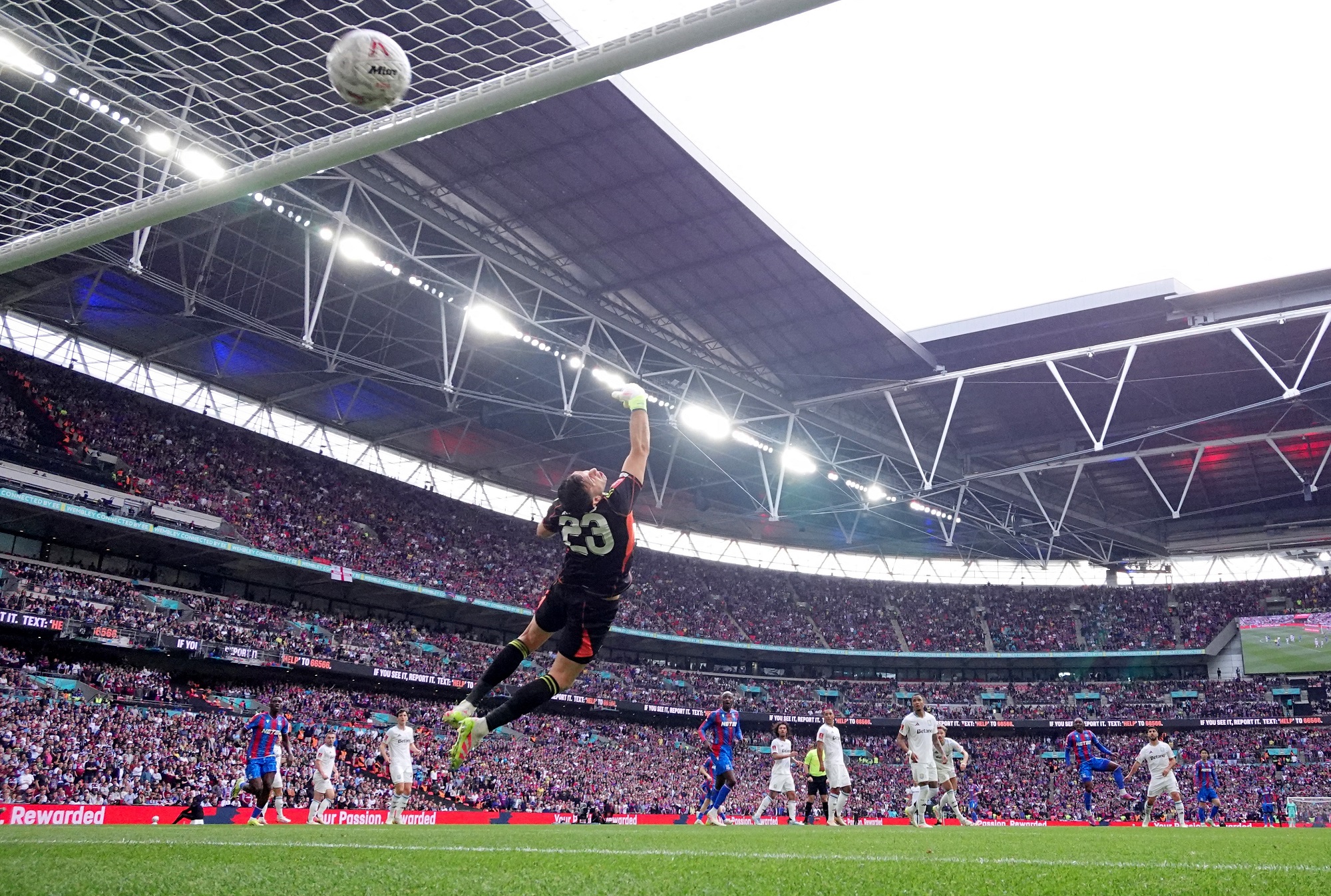 كريستال بالاس يُقصي أستون فيلا