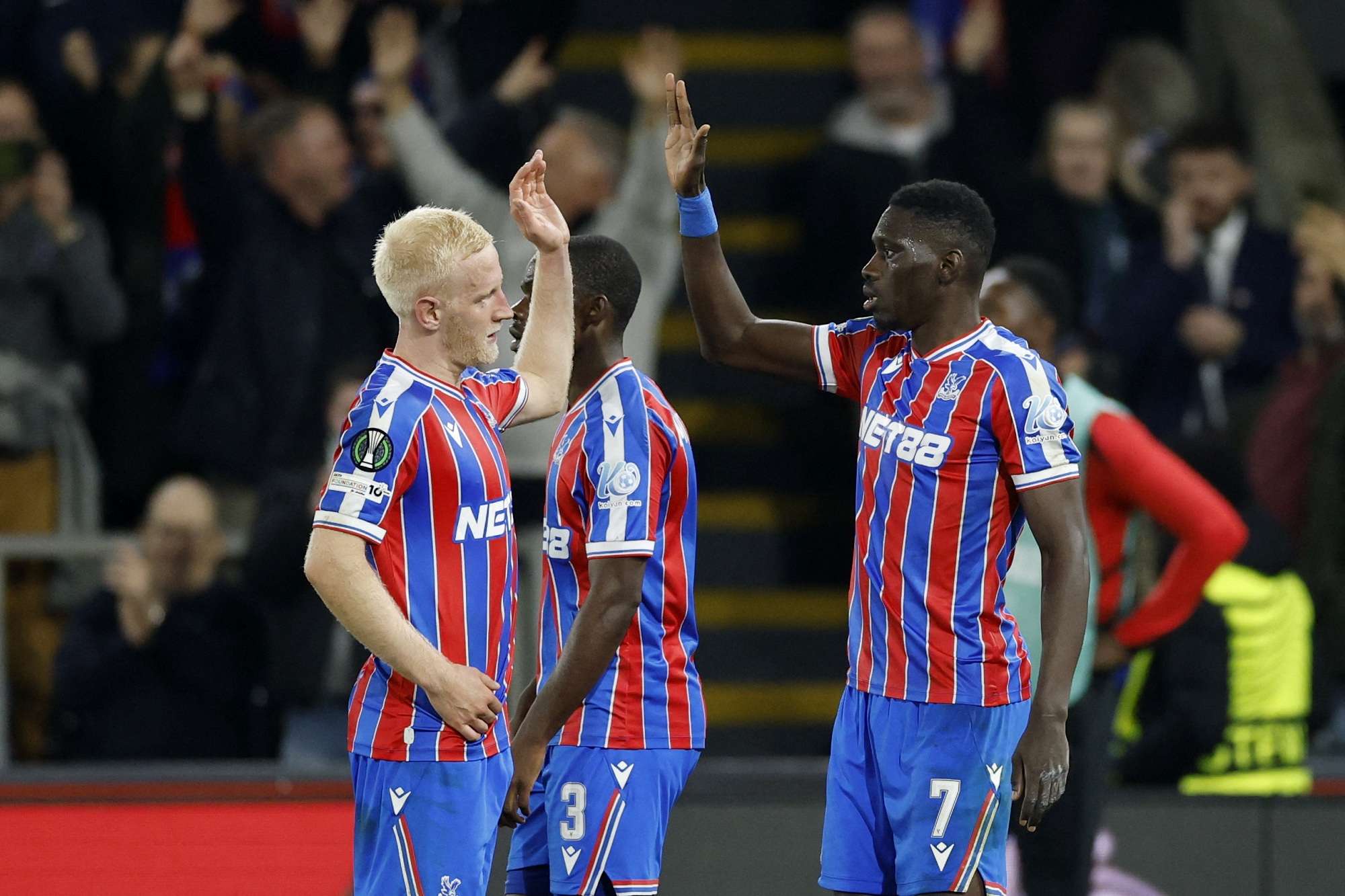 كريستال بالاس يُكرم وفادة آلكمار