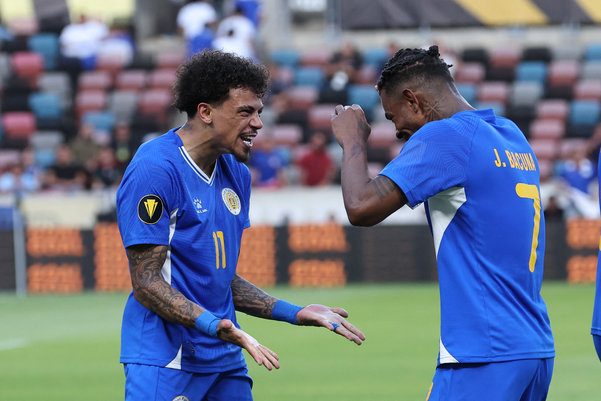 كوراساو الصغيرة وهايتي تقتربان من كأس العالم