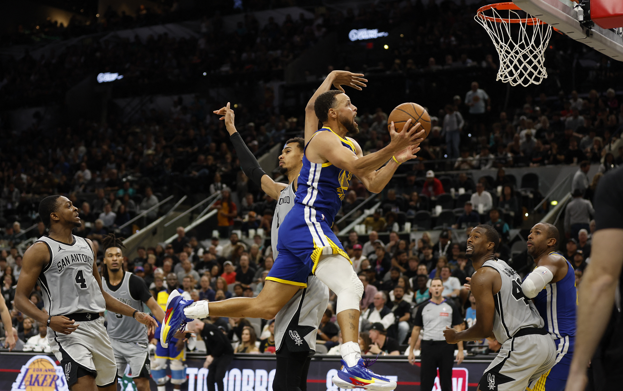 كوري يقود ووريرز إلى الفوز مجدداً على سبيرز