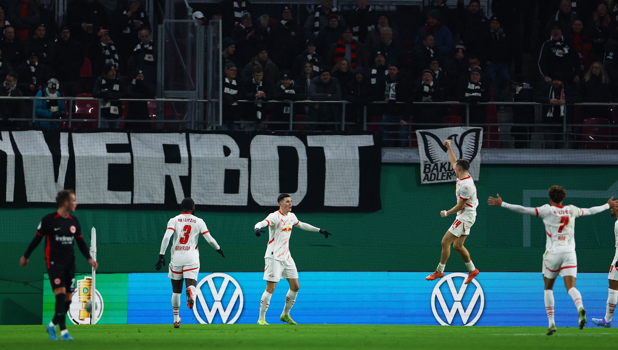 لايبتسيغ يعبر أينتراخت فرانكفورت