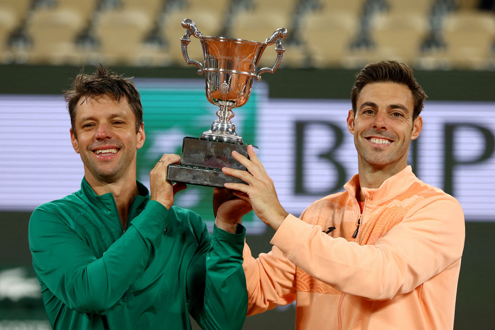 لقب زوجي الرجال من نصيب سيبايوس وغرانوييرز