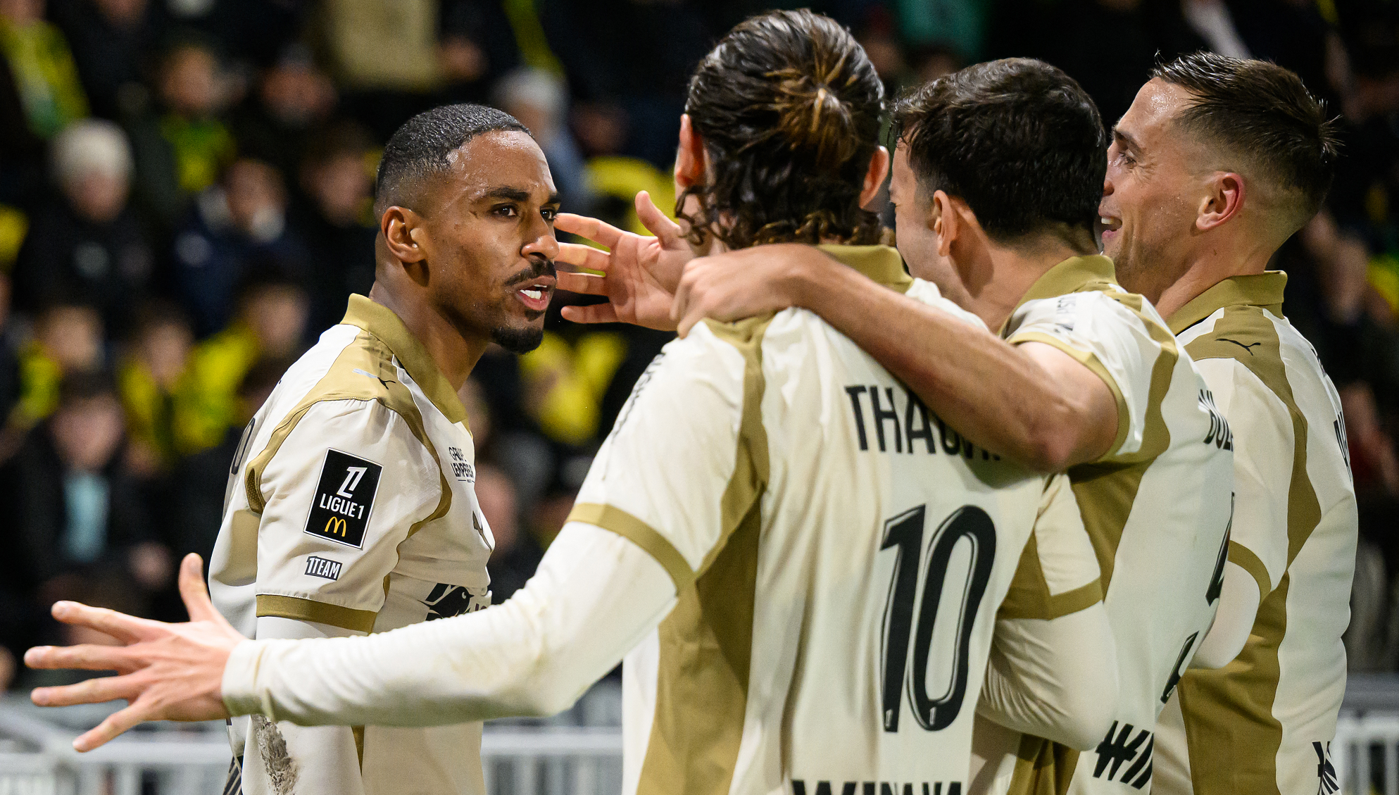 لونس يعزز صدارته بفوز خامس توالياً