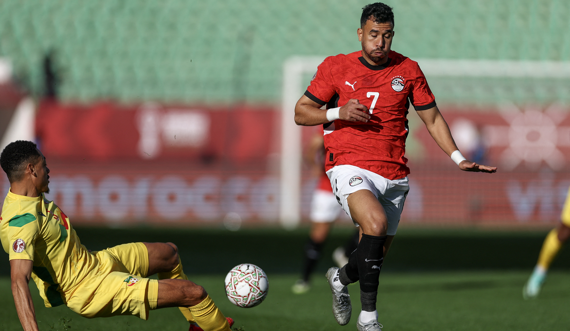 محمود تريزيغيه لاعب مصر يصاب بتمزق في الكاحل