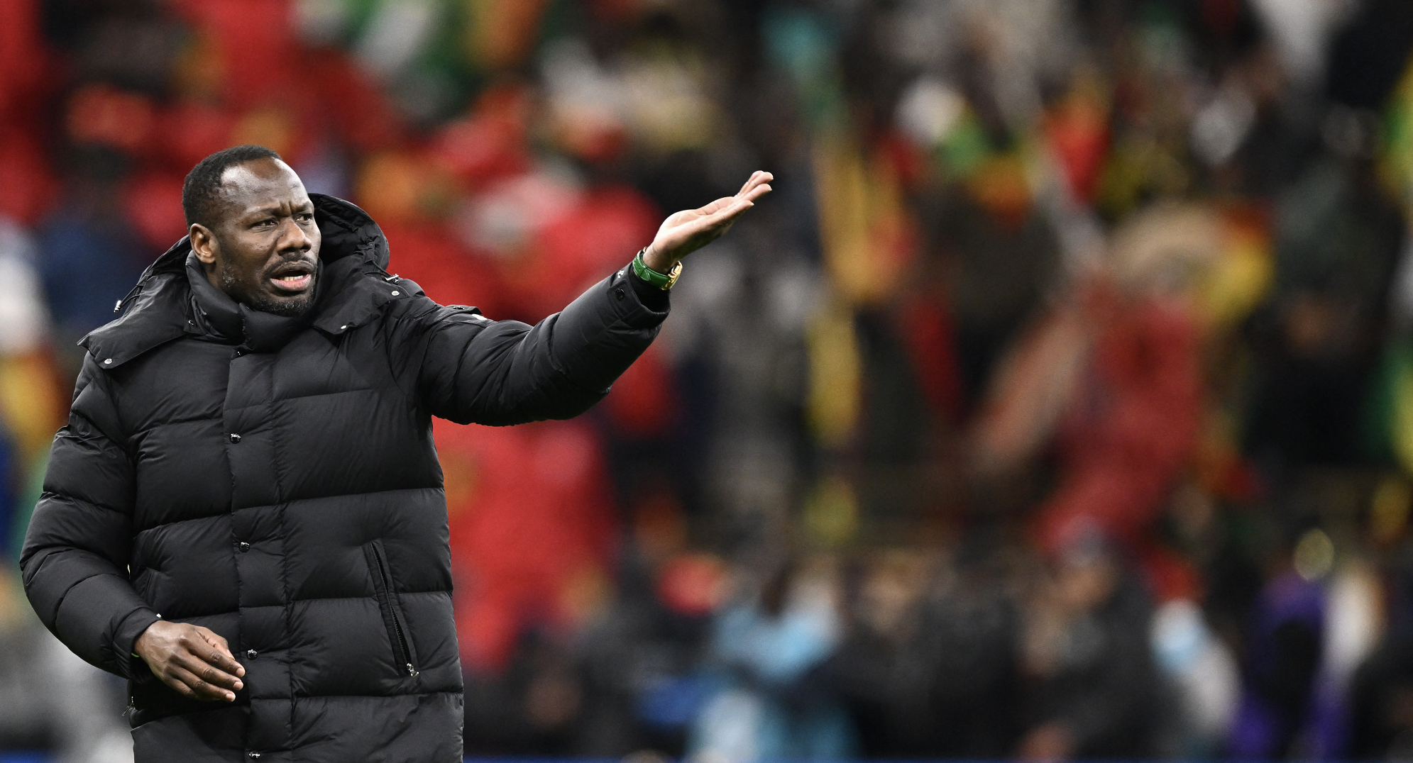 مدرب السنغال يعتذر لمطالبته لاعبيه بمغادرة الملعب