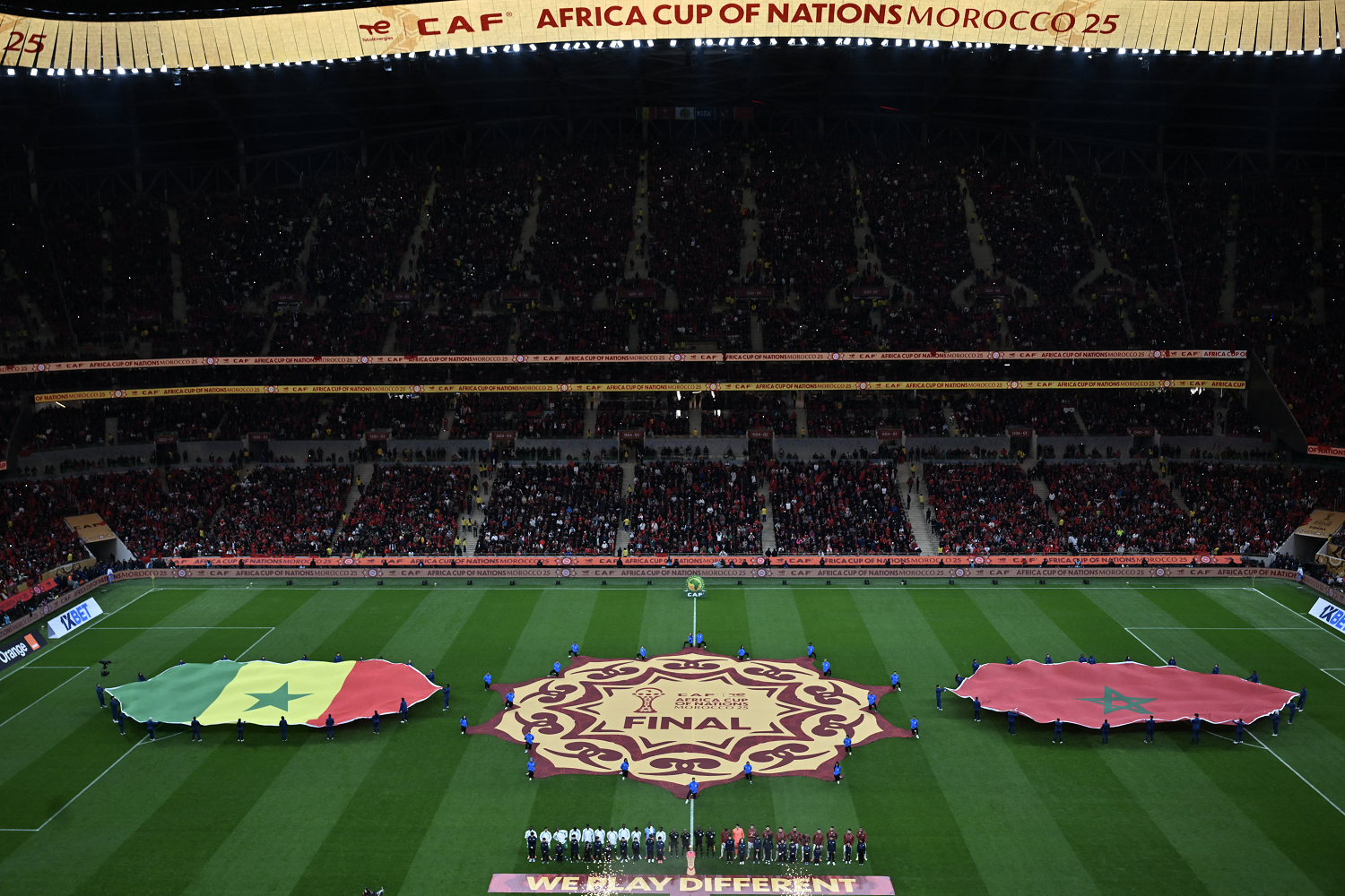 ملاحقة 18 مشجعاً سنغالياً