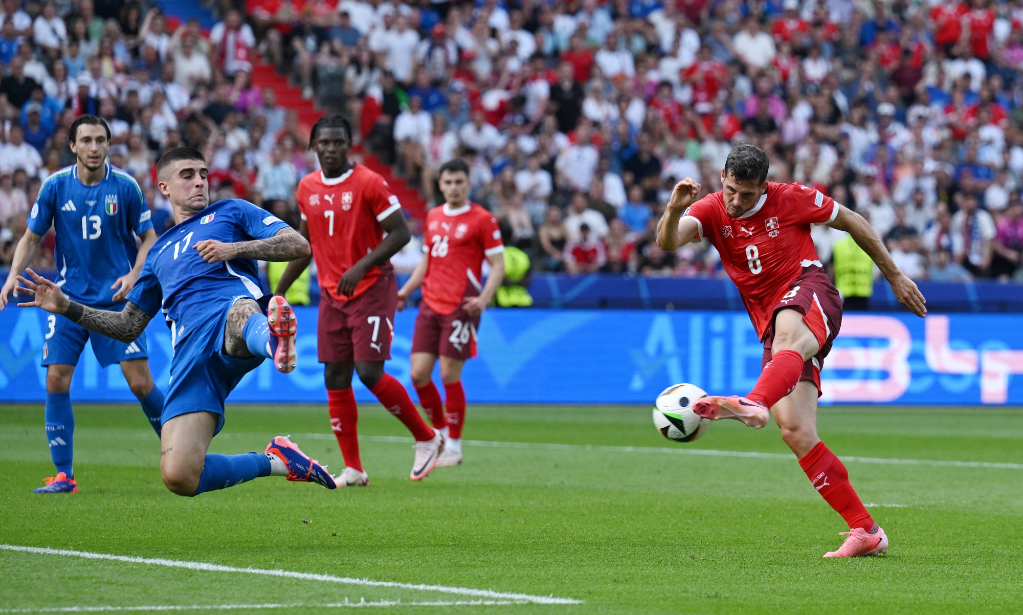 منتخب سويسرا أول المتأهلين إلى ربع النهائي