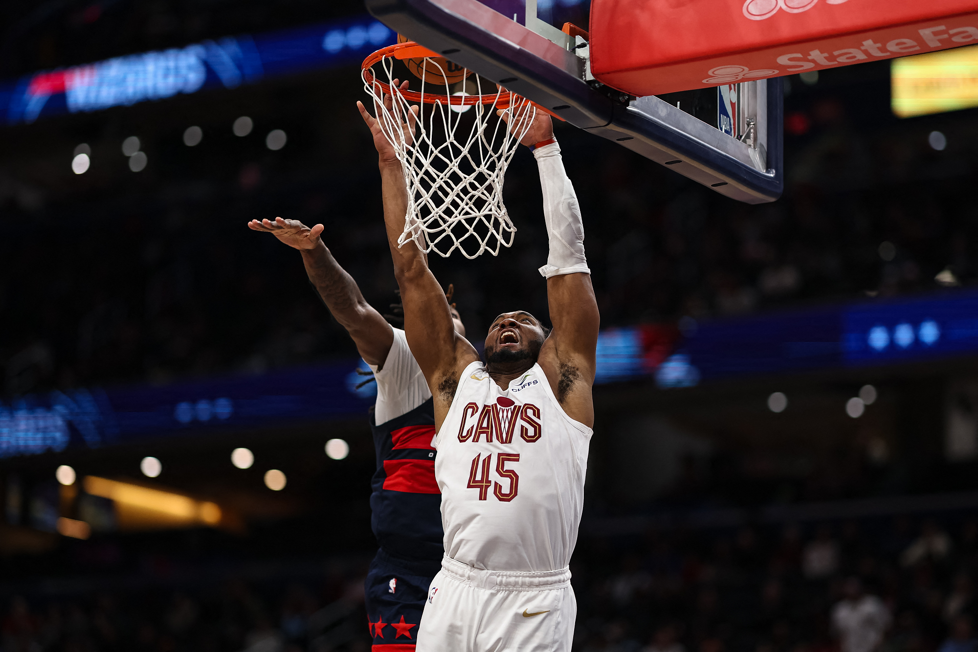 ميتشل يقود كافالييرز للفوز على واشنطن ويزاردز