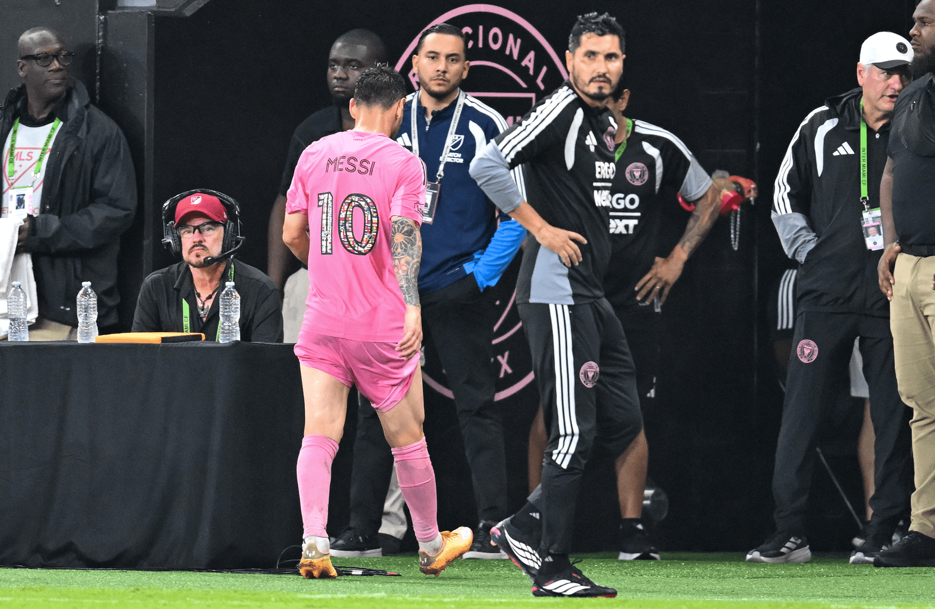 إصابة ميسي في ليلة الأمطار مع إنتر ميامي تثير الرعب في الأرجنتين قبل أسابيع من كأس العالم 2026