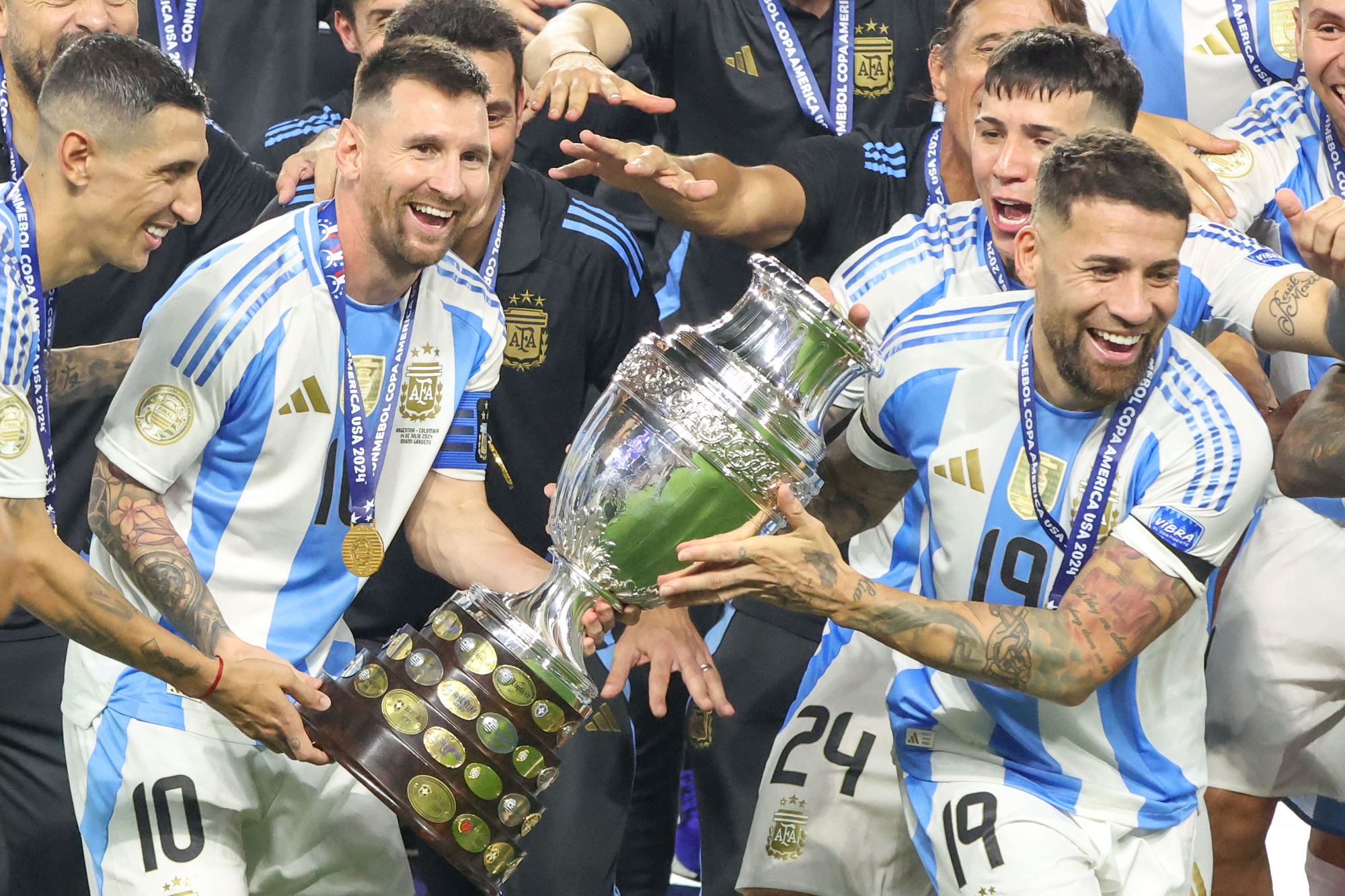 ميسي يصبح أكثر لاعب في التاريخ تتويجاً بالألقاب