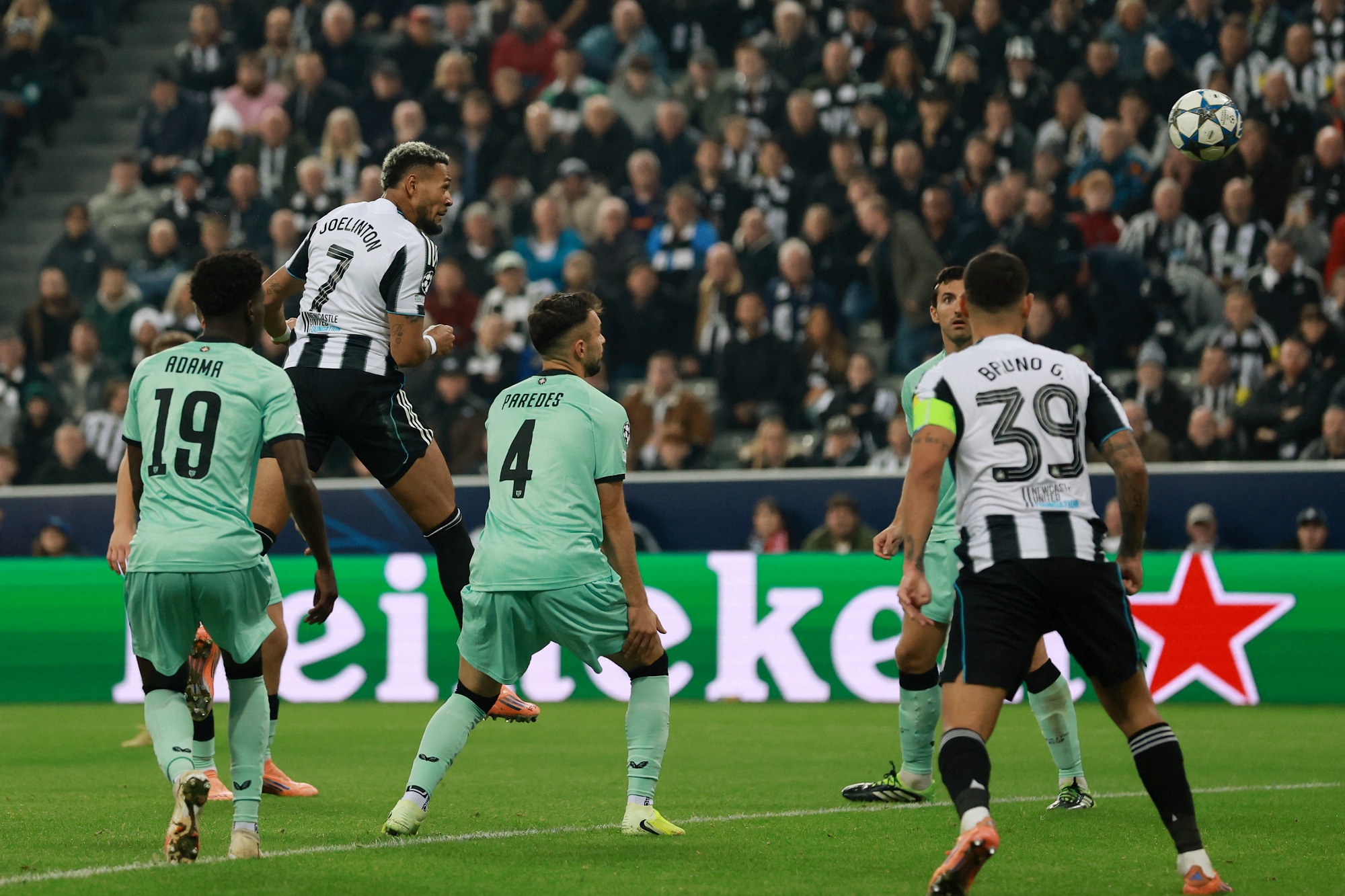 نيوكاسل يتخطّى أتليتيك بيلباو بثنائية