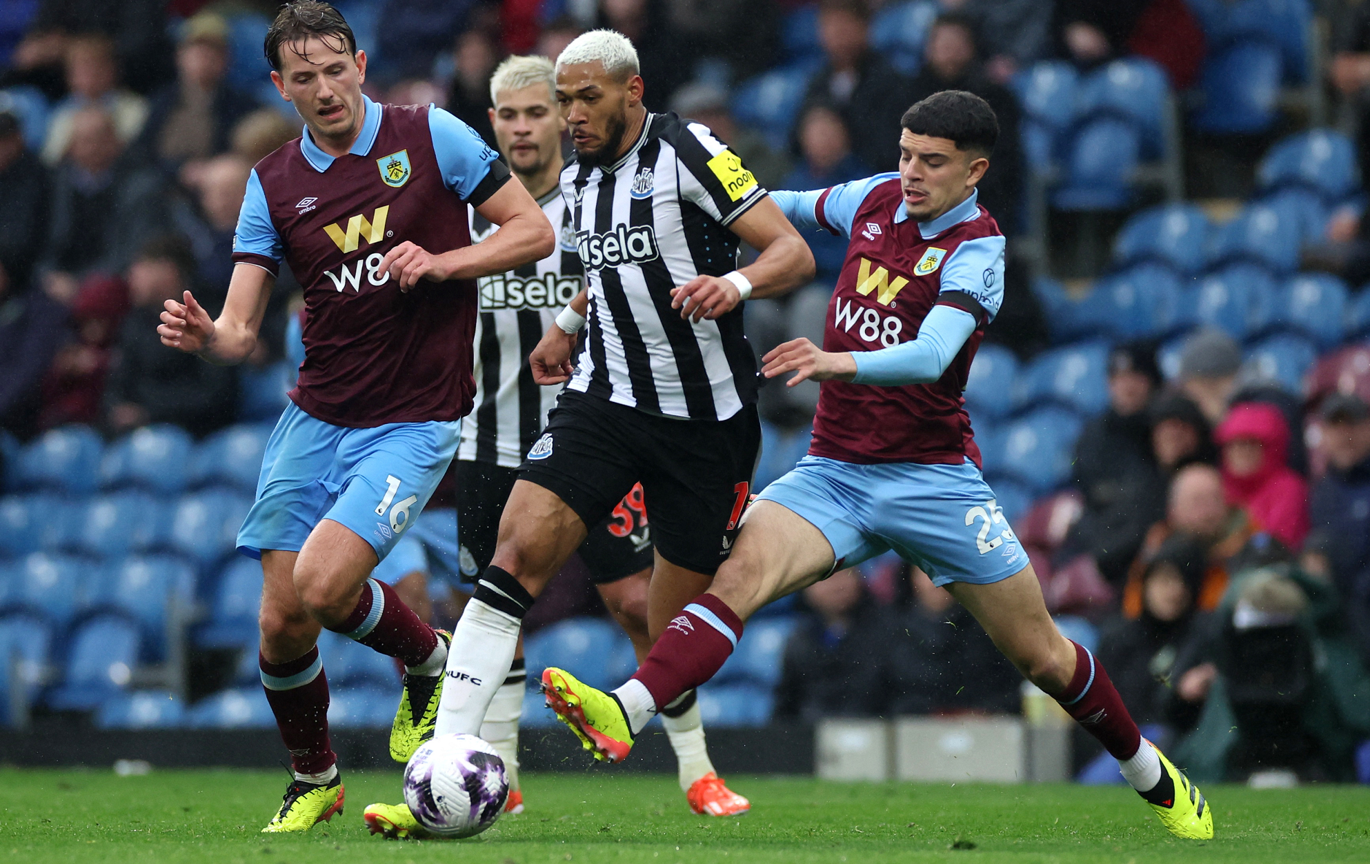 نيوكاسل يكتسح بيرنلي ويضعه على شفا الهبوط