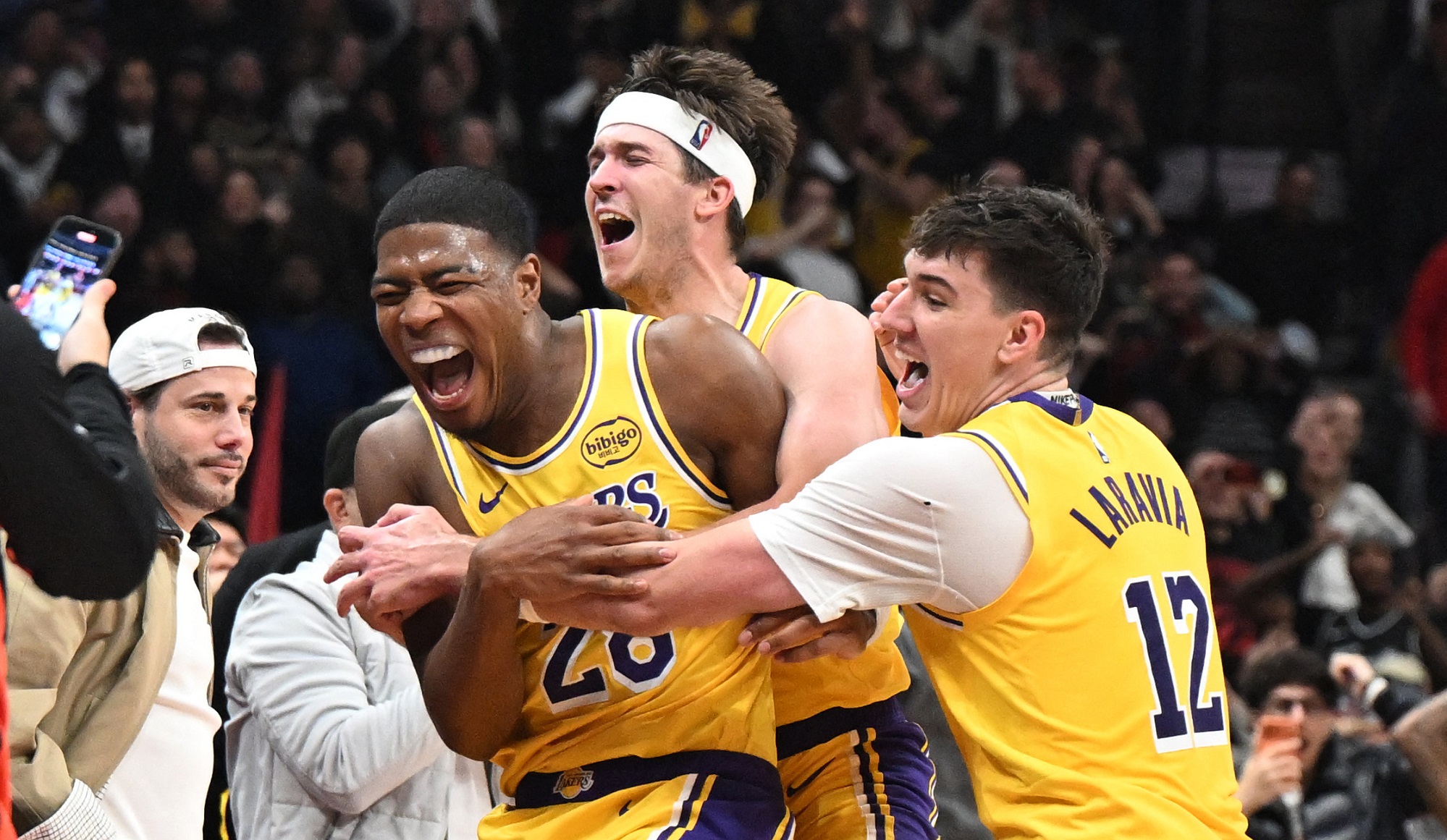 هاتشيمورا يقود ليكرز لفوز مثير