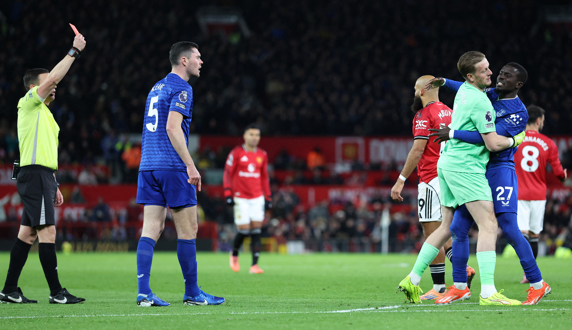 واقعة طرد نادرة لإدريسا غانا غي لاعب إيفرتون