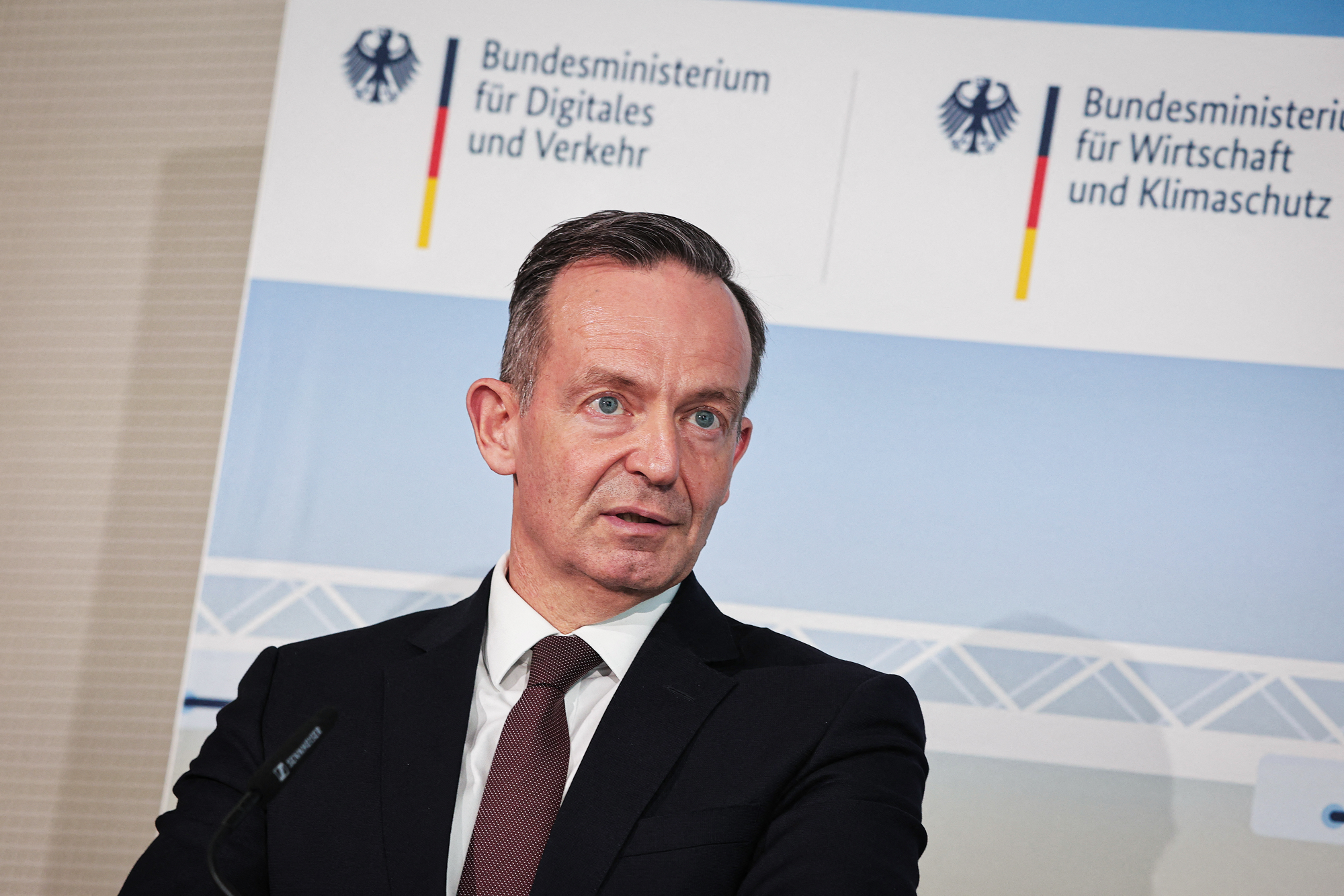 وزير النقل الألماني ينتقد أداء السكك الحديدية