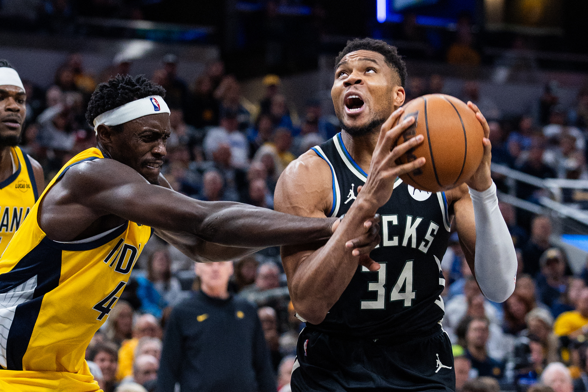 يانيس يقود ميلووكي باكس للفوز على إنديانا بيسرز