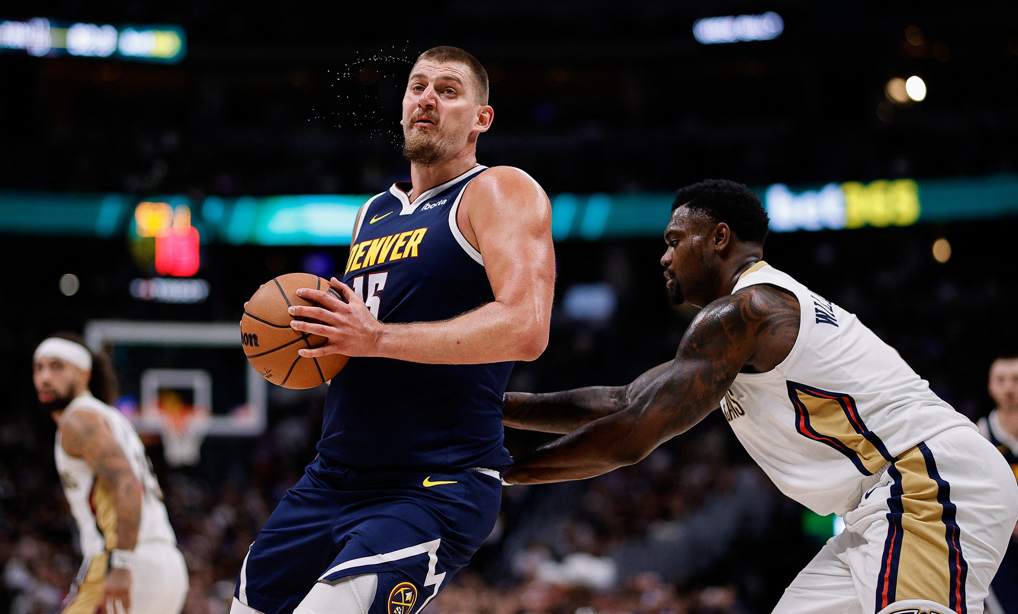 يوكيتش يقود ناغتس إلى فوز عريض على بيليكانز