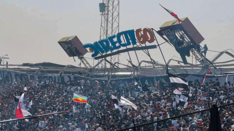 Hinchas de Colo-Colo colapsan techo del Estadio Monumental y causan accidente