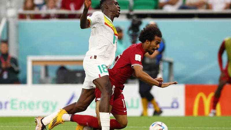 L'arbitre oublie un penalty évident au Qatar !