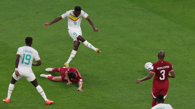 Le Sénégal profite d'une erreur défensive du Qatar !
