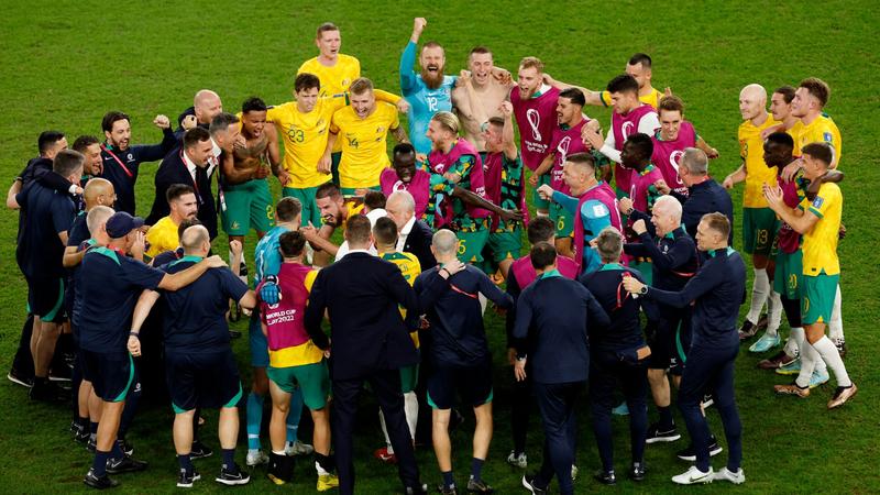 Leckie mete a Australia en octavos y elimina a Dinamarca