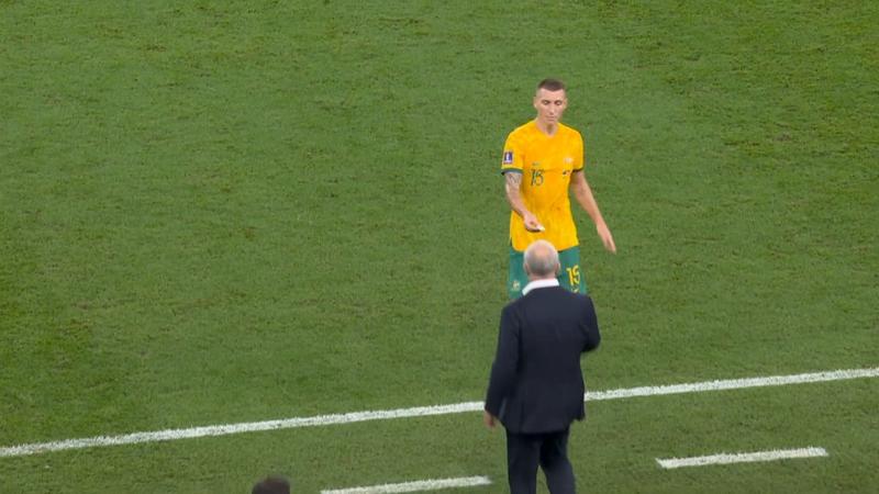 Coupe du Monde 2022 : Incroyable ! Un joueur australien récupère l'antisèche des Danois en plein match !