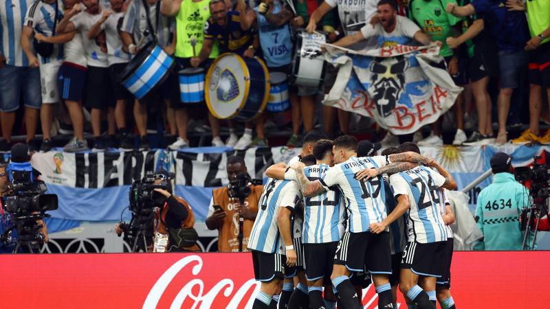 Messi y Julián Álvarez meten a Argentina en cuartos