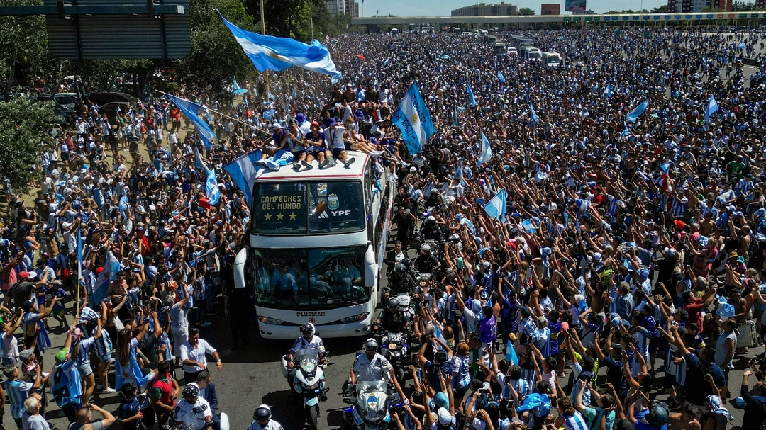 Argentina victory parade cut short by huge cro | beIN SPORTS