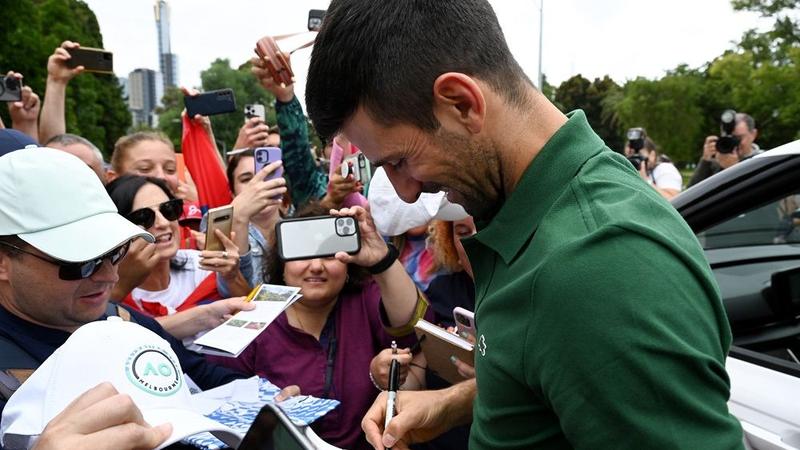 دجوكوفيتش يحتفل بتتويجه بلقب بطولة أستراليا مع الجماهير