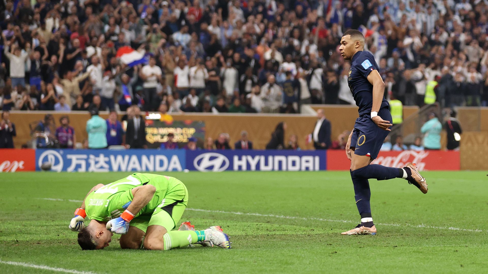 Argentina's shootout hero Emiliano Martinez wins the World Cup's Golden  Glove award