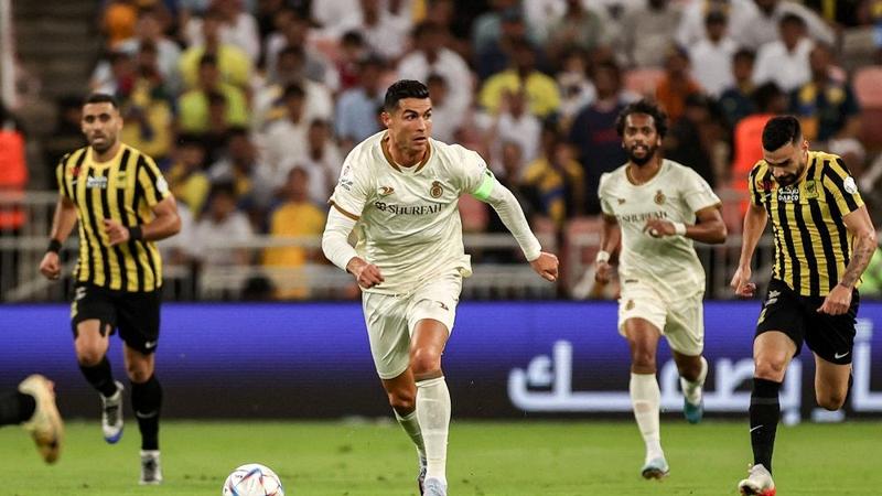 الاتحاد يهزم النصر وينتزع منه الصدارة