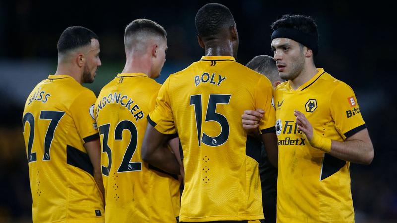 Raúl Jiménez fue expulsado y Leeds derrota a Wolves