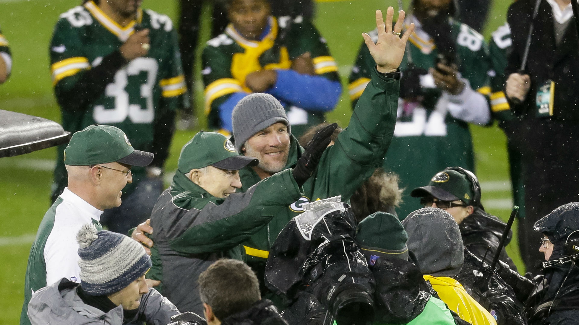 Packers throw Brett Favre 'welcome home' party, retire No. 4