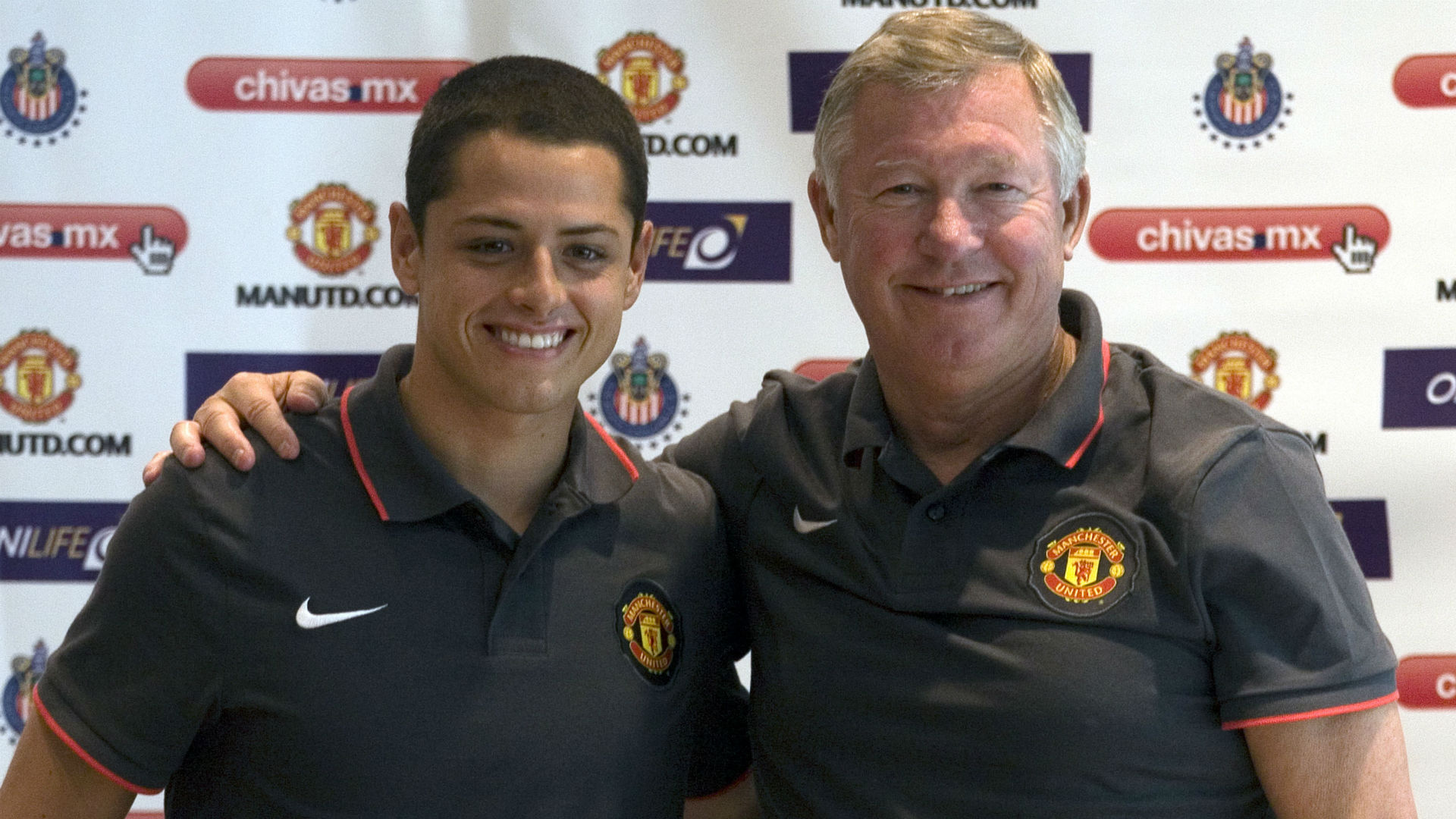 Javier Hernandez signs for Manchester United as Sir Alex Ferguson