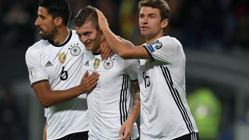Thomas Muller, Toni Kroos Guide Germany Past Czech Republic