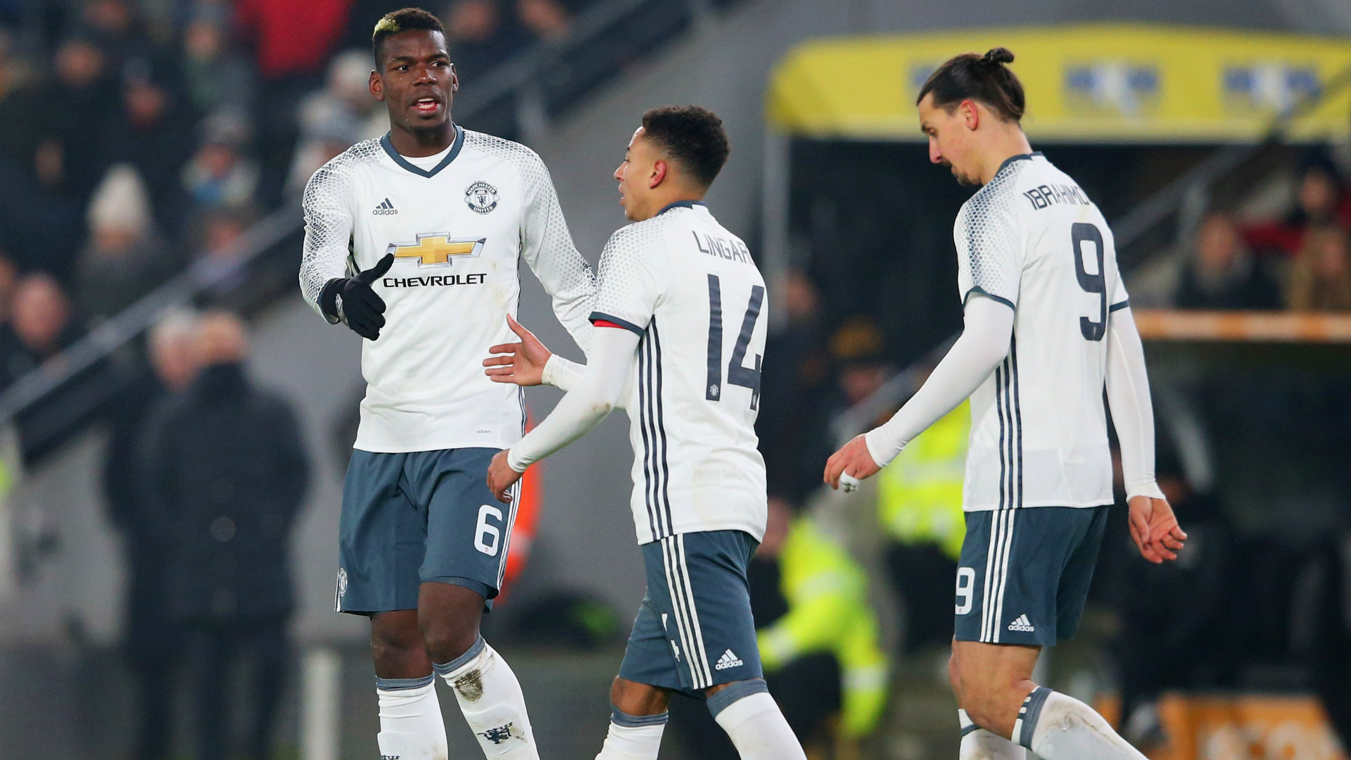 Con susto, Manchester United se metió en la final de la Copa de la Liga