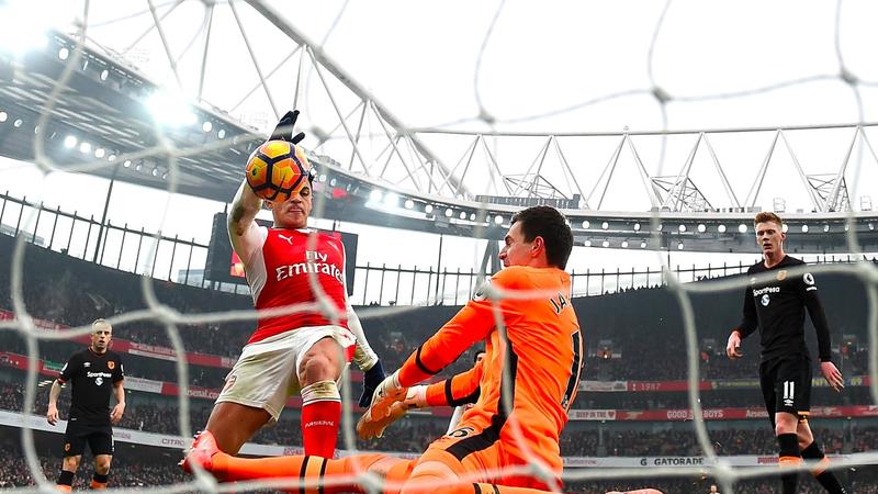 Árbitro se disculpa por validar el gol de Alexis Sánchez con la mano