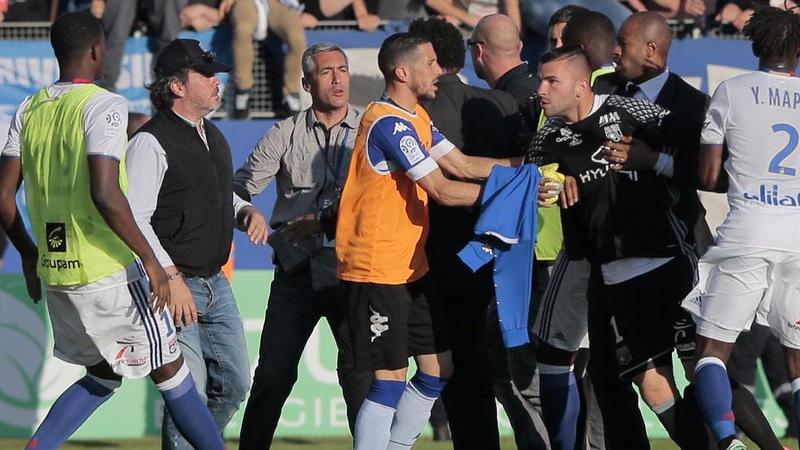 لاعبون في ليون يتقدمون بشكوى إثر الشغب في باستيا