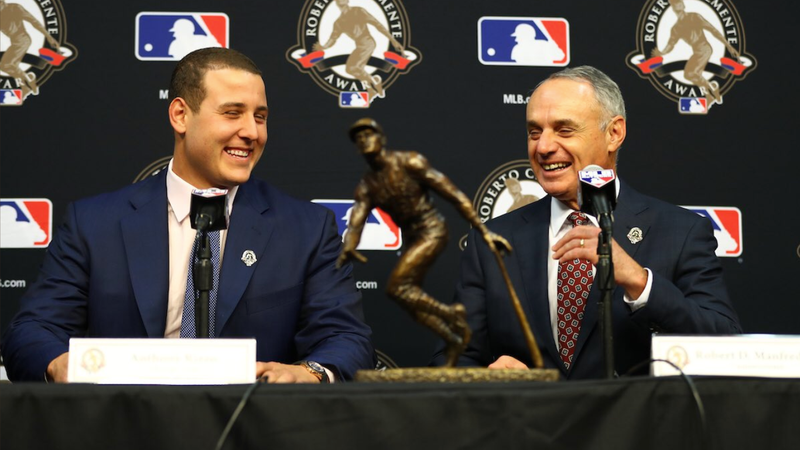 Cubs' Anthony Rizzo wins prestigious Roberto Clemente Award