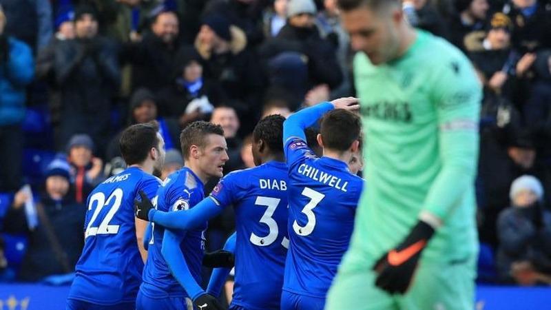 ليستر سيتي يخرج بنقطة بعد خطأ حارس ستوك الفادح