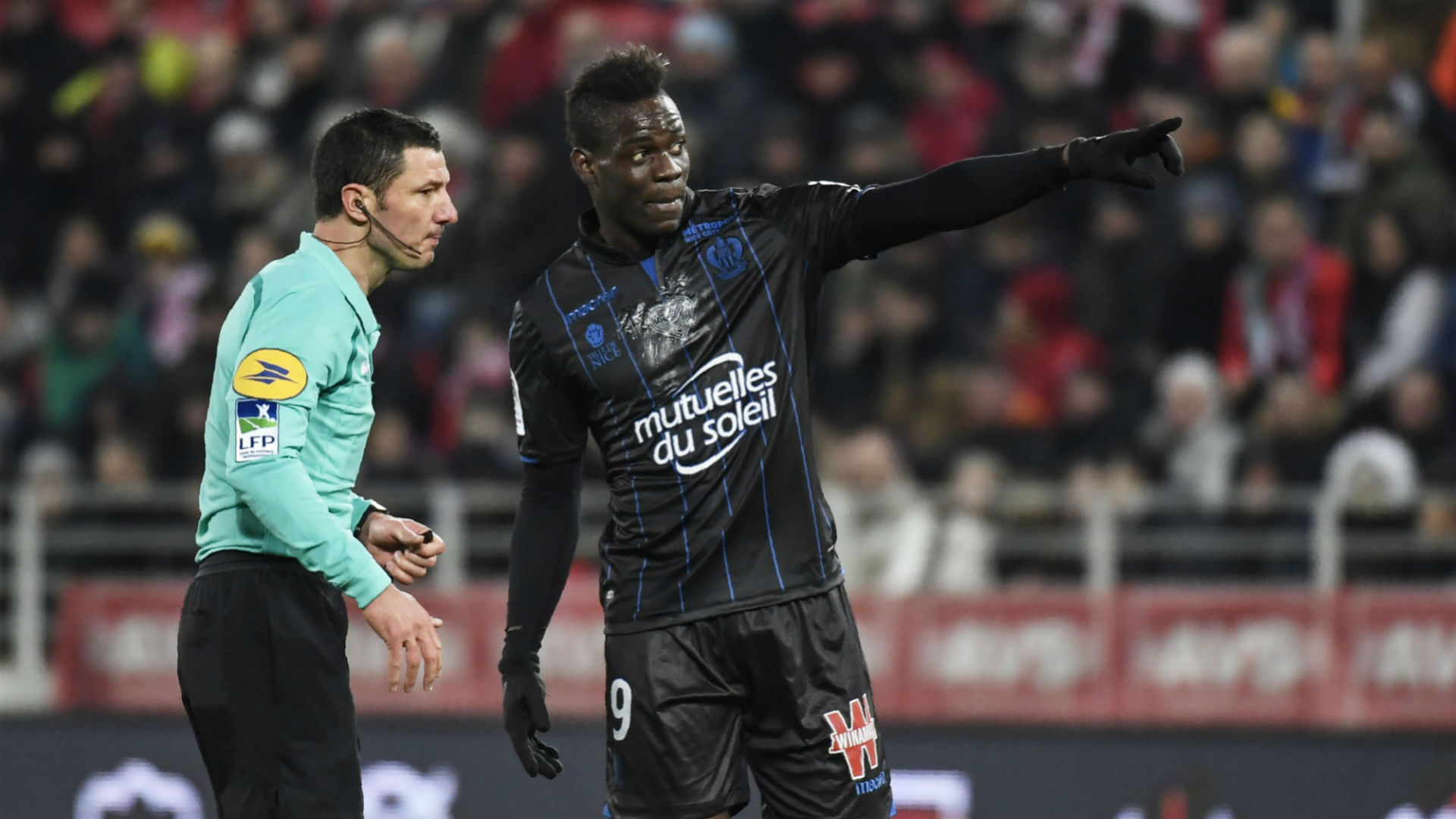 Yellow card shown to Balotelli after alleged racist abuse rescinded