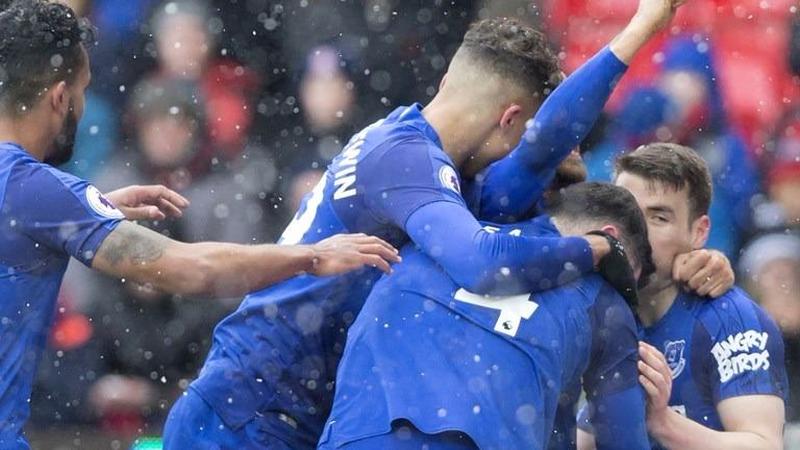 إيفرتون ينتصر بفضل توسون ويعقِّد موقف ستوك سيتي