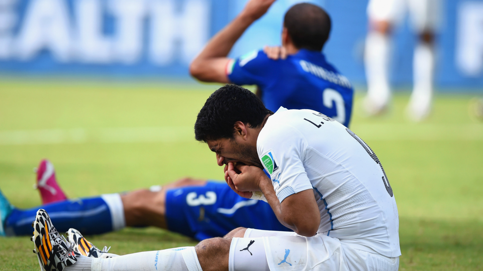 Former Liverpool CEO Ian Ayre Claims Barcelona Tried To Lower Luis Suarez After Bite
