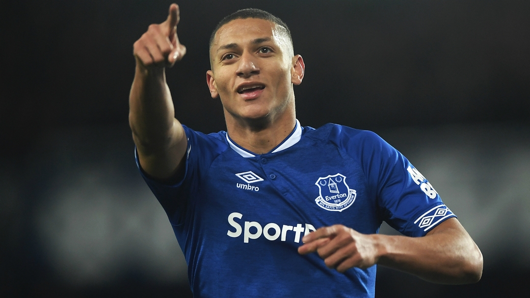 Everton, Richarlison lancia un fumogeno sugli spalti: rischia una