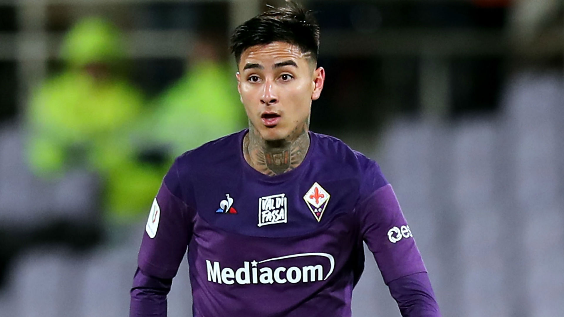 the player of acf fiorentina erick pulgar in contrast the player