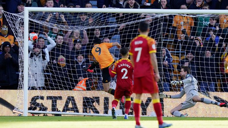 Wolverhampton vence 3-0 en casa al Norwich