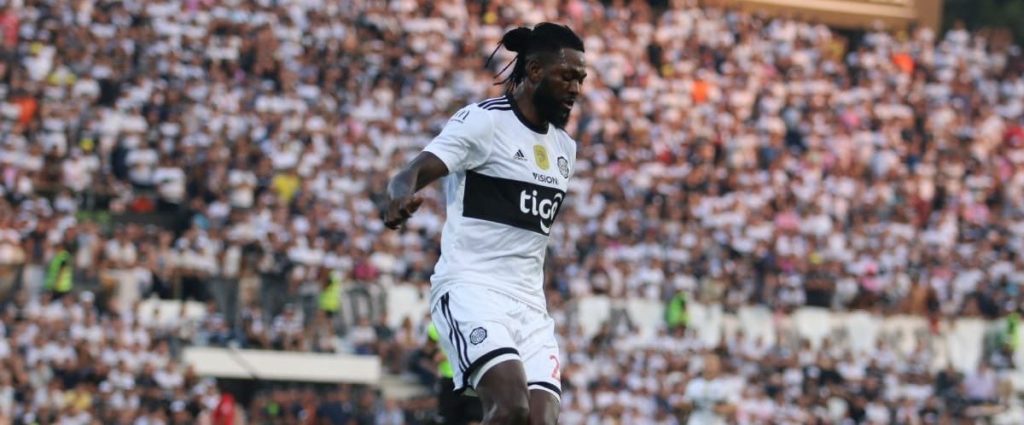 Le coup de pied d'Adebayor dans la tête d'un joueur en Libertadores